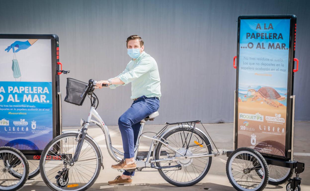 Con el lema 'A la papelera... o al mar', la campaña se está realizando en bicicleta. 