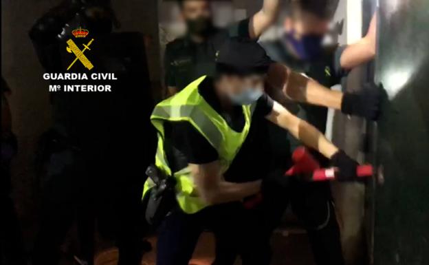 Imagen principal - La operación llevadad a cabo por la Guardia Civil, desarrollada en dos fases, aún permanece abierta. 