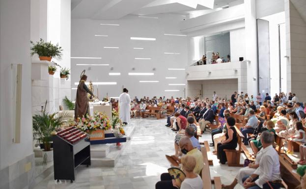La iglesia se llenó en la primera de las misas programadas ayer en honor a Santa Ana. 