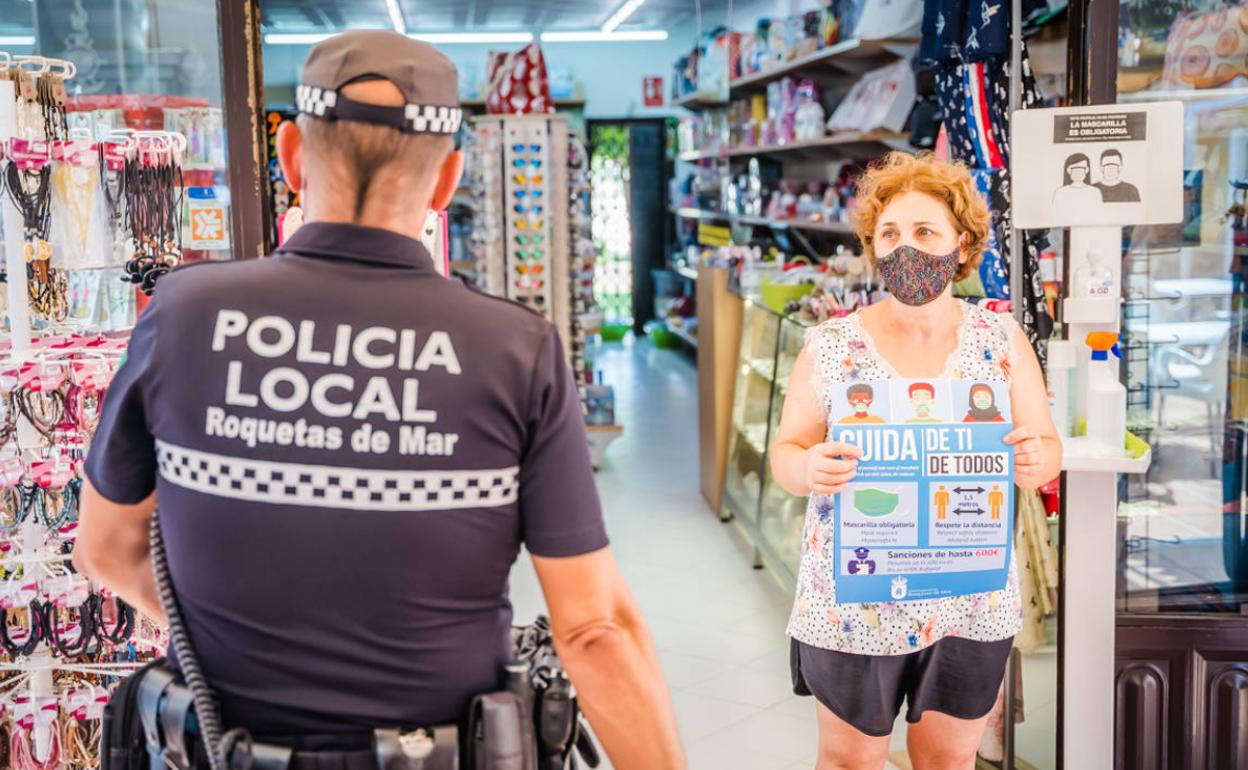 Un agente de Policía Local, durante una patrulla por Roquetas de Mar. 