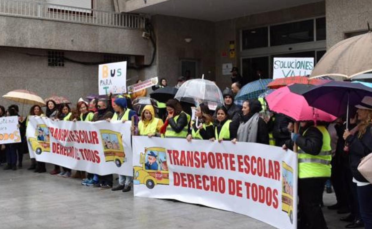 Vuelta al cole en Roquetas | Una modificación presupuestaria deja sin partida al transporte escolar que Amat prometió a las familias