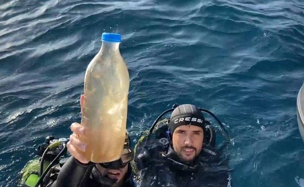 La formación ha aportado dos vídeos grabados por submarinistas tomando muestras de agua.
