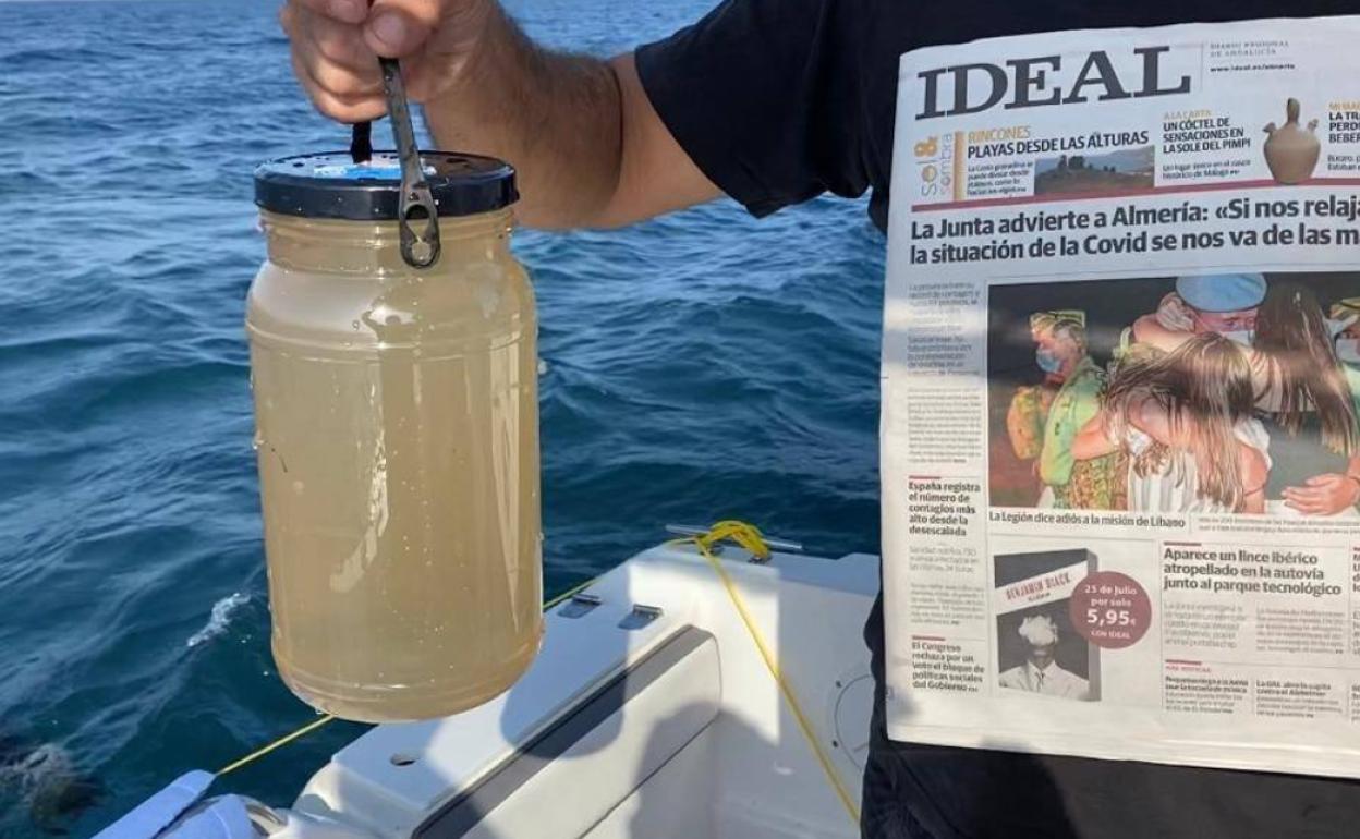 Imagen de una de las muestras tomadas junto a la portada del diario IDEAL para demostrar que se tomó el pasado 23 de julio. 