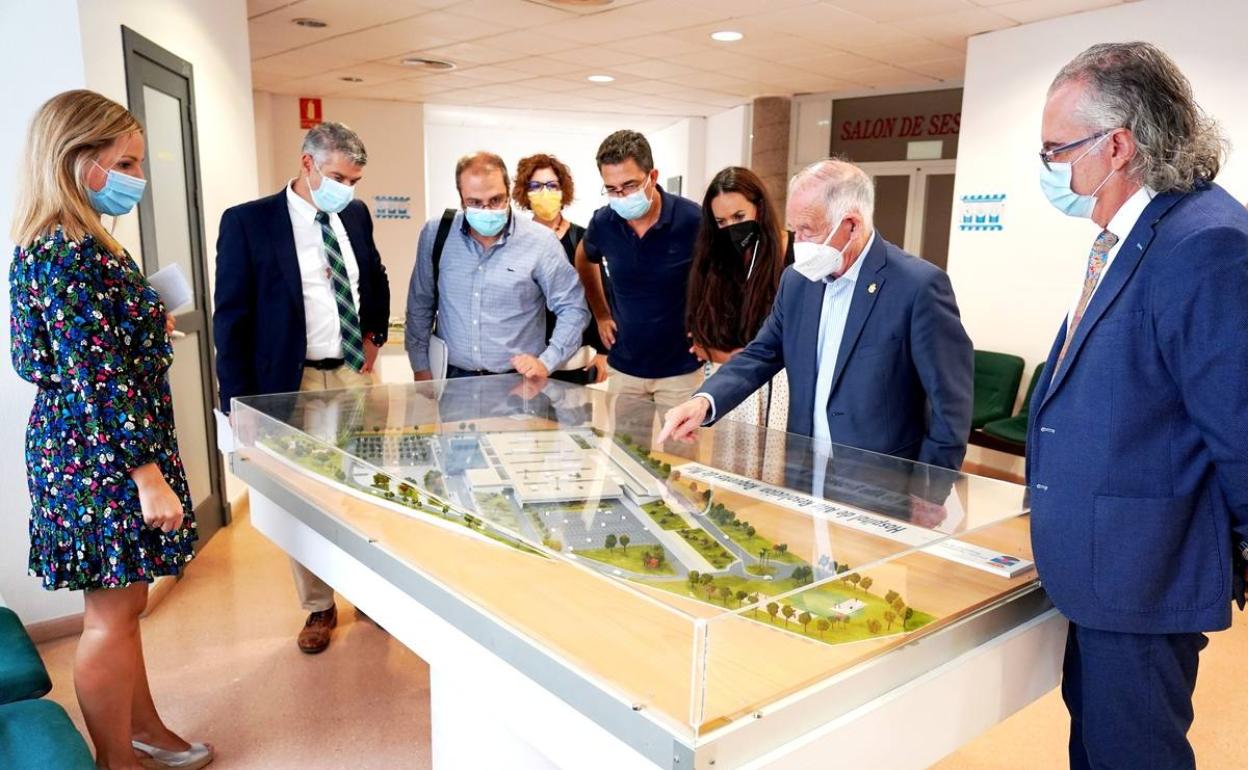 Responsables del Hospital de Torrecárdenas conocieron ayer el proyecto del CHARE de Roquetas. 