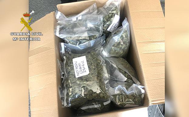 La Guardia Civil de Almería desarticula una organización criminal dedicada a la exportación de droga en Roquetas de Mar