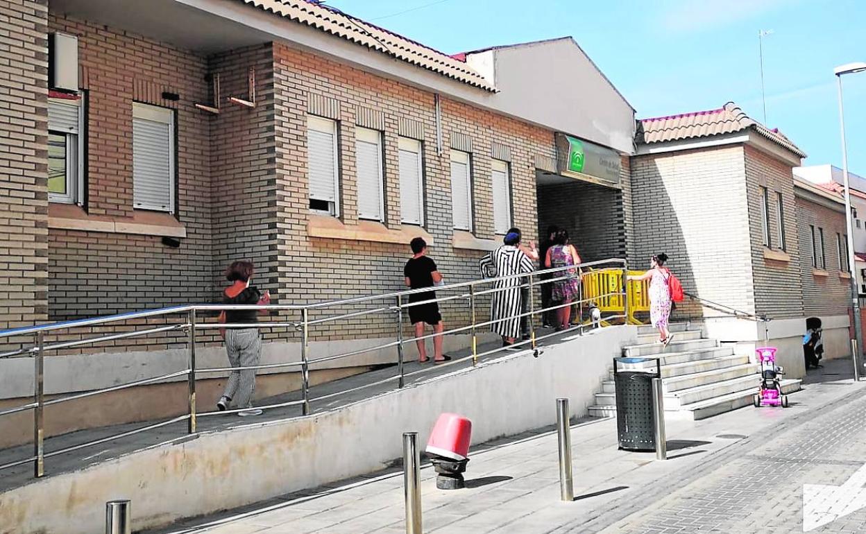 Imagen del cartel instalado esta semana en el Centro de Salud de Roquetas Norte, que ayer viernes ya había sido retirado de la fachada de este centro, donde hay colas en el acceso. 
