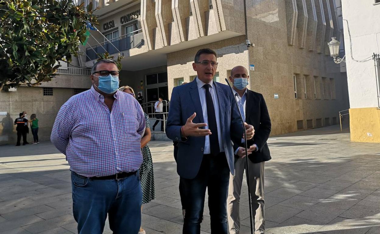 Sánchez Teruel llama a «limpiar la vida política de Roquetas» echando a Amat de la alcaldía