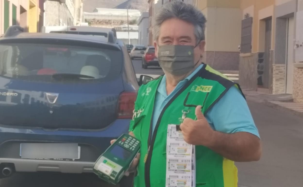 Miguel Rodríguez, vendedor de Las Marinas de Roquetas de Mar que repartió los cupones agraciados. 
