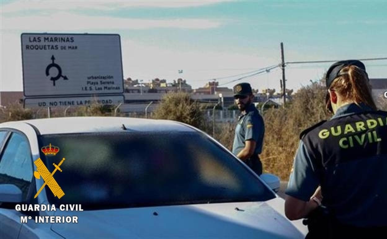 Sucesos en Almería | Dos detenidos en Roquetas acusados de intentar robar el bolso a una mujer que fue auxiliada por vecinos