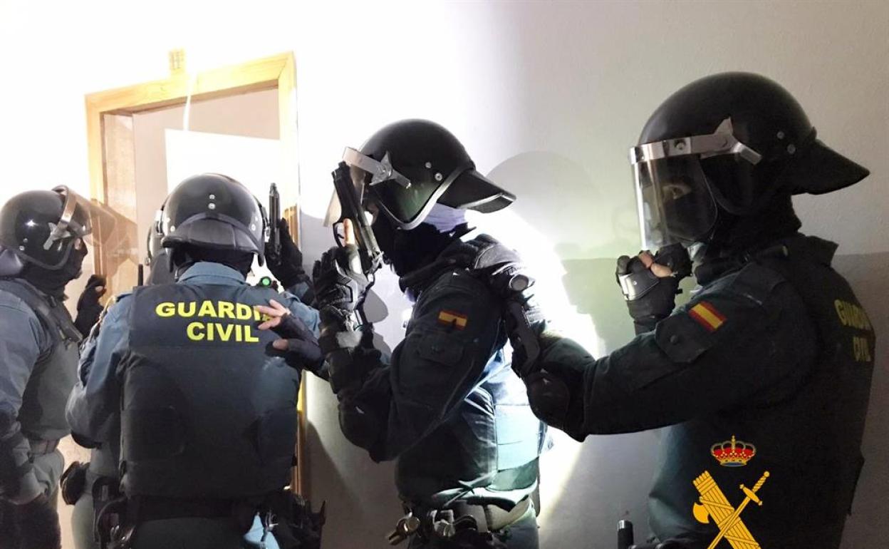 Los cortes de luz persisten mientras las operaciones contra los 'narcopisos' son casi diarias en Roquetas.