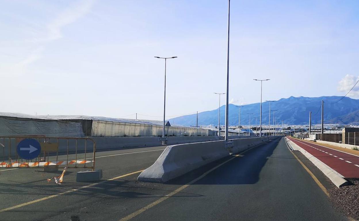 Gran parte de la carretera está ya finalizada y el tramo más retrasado es el más cercano al cruce del cementerio. 