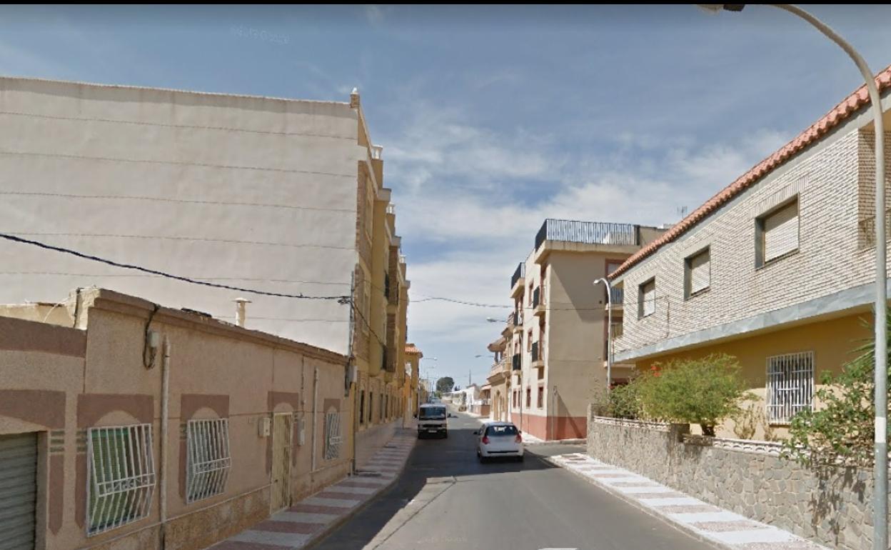 Sucesos en Almería | Desalojados 60 vecinos de un bloque por el incendio de una vivienda en Roquetas de Mar