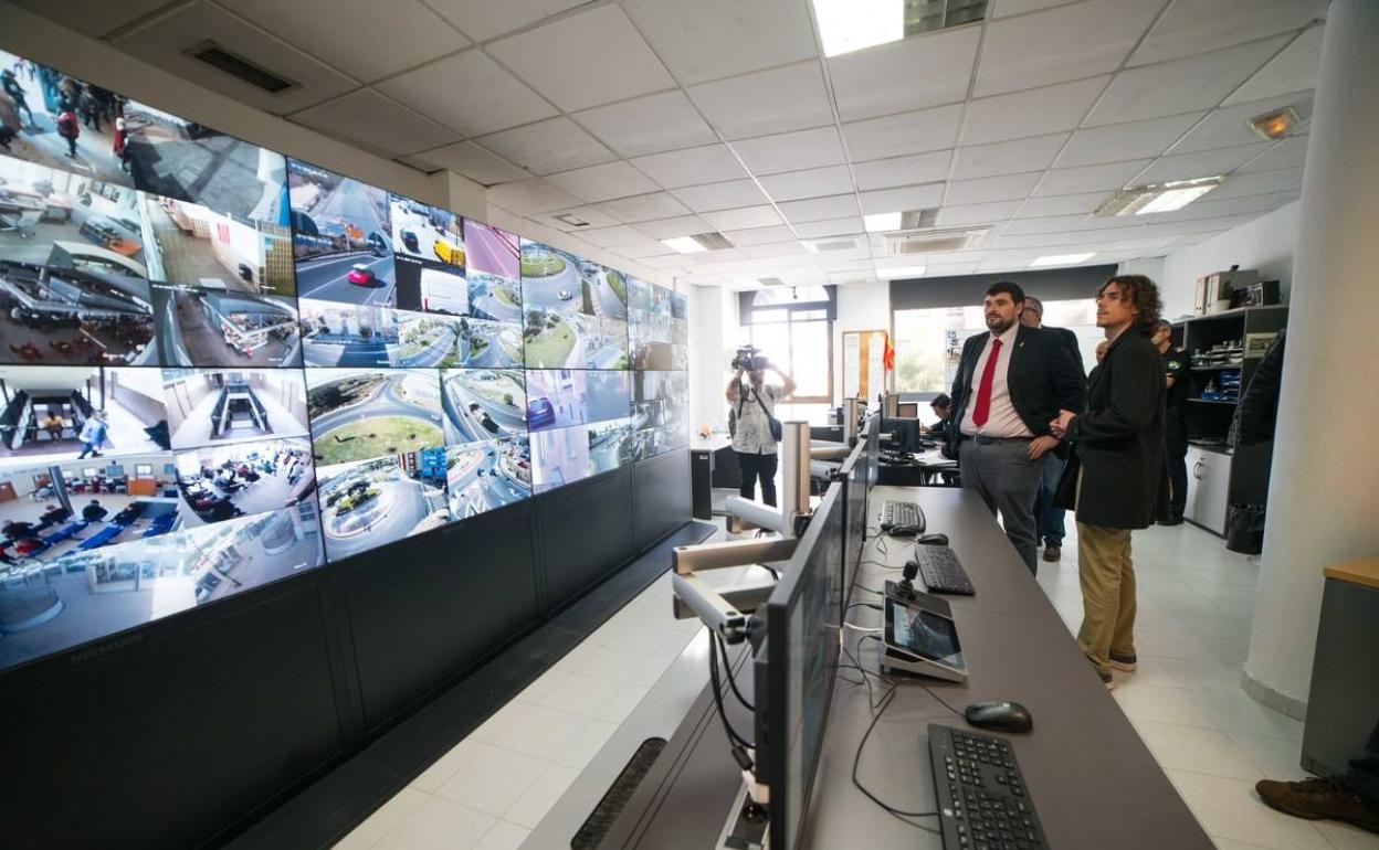 Roquetas controlará su tráfico con 56 cámaras y 41 reguladores semafóricos