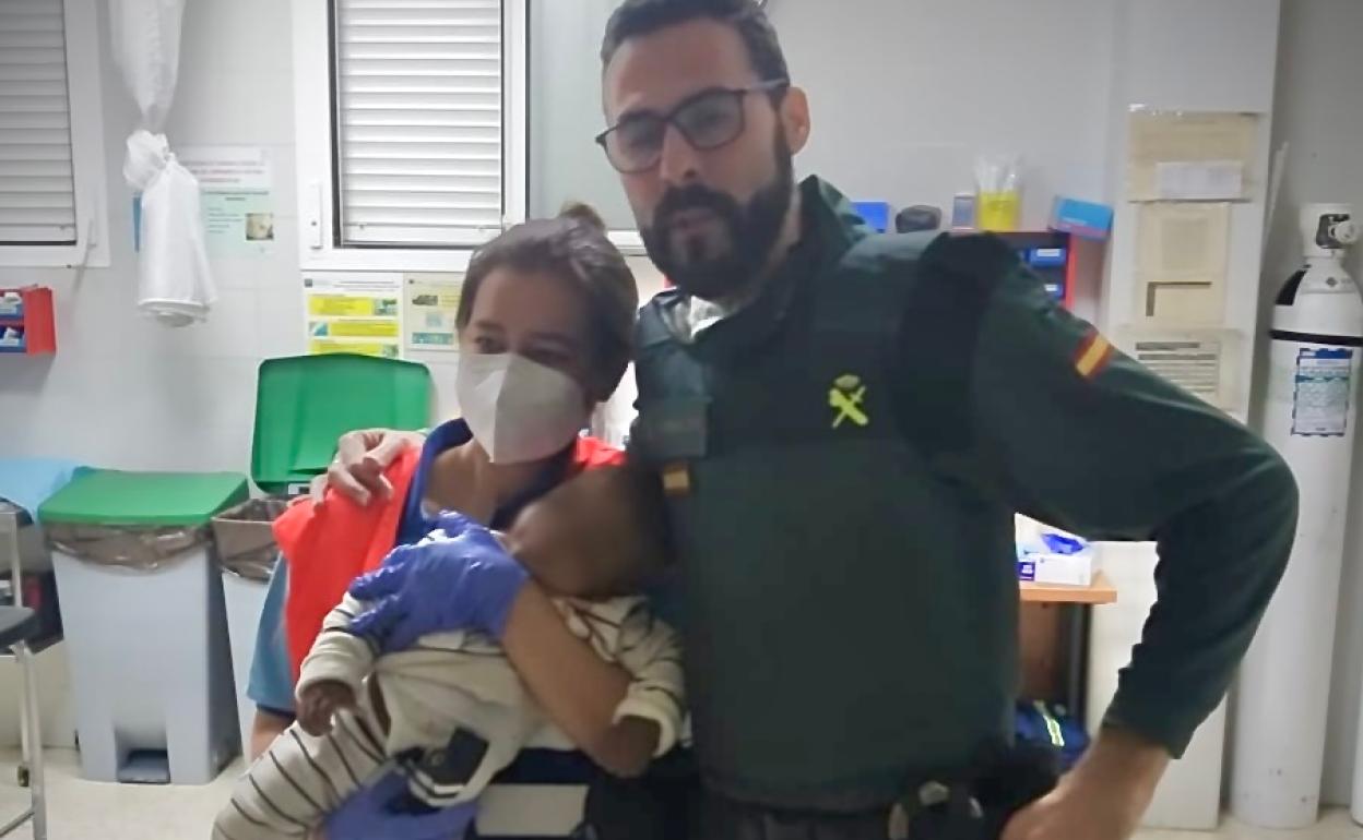 Sucesos en Almería | Agentes de la Guardia Civil salvan la vida de un bebé de Roquetas que se había atragantado con un tapón