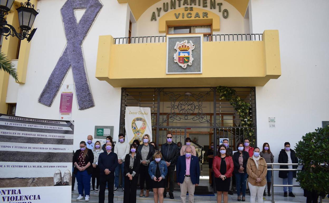 Imagen de un acto municipal con el gran lazo en la fachada del Ayuntamiento. 