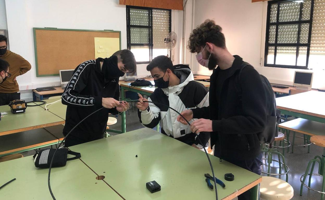 Alumnos del IES Aguadulce trabajando con fibra óptica. 