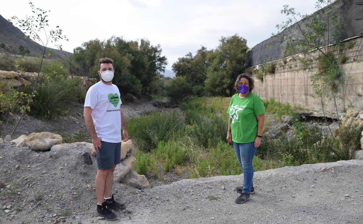 Juan Miguel Galdeano y Sasi Barroso, activistas de Ecologistas en Acción en la rambla de Las Hortichuelas. 