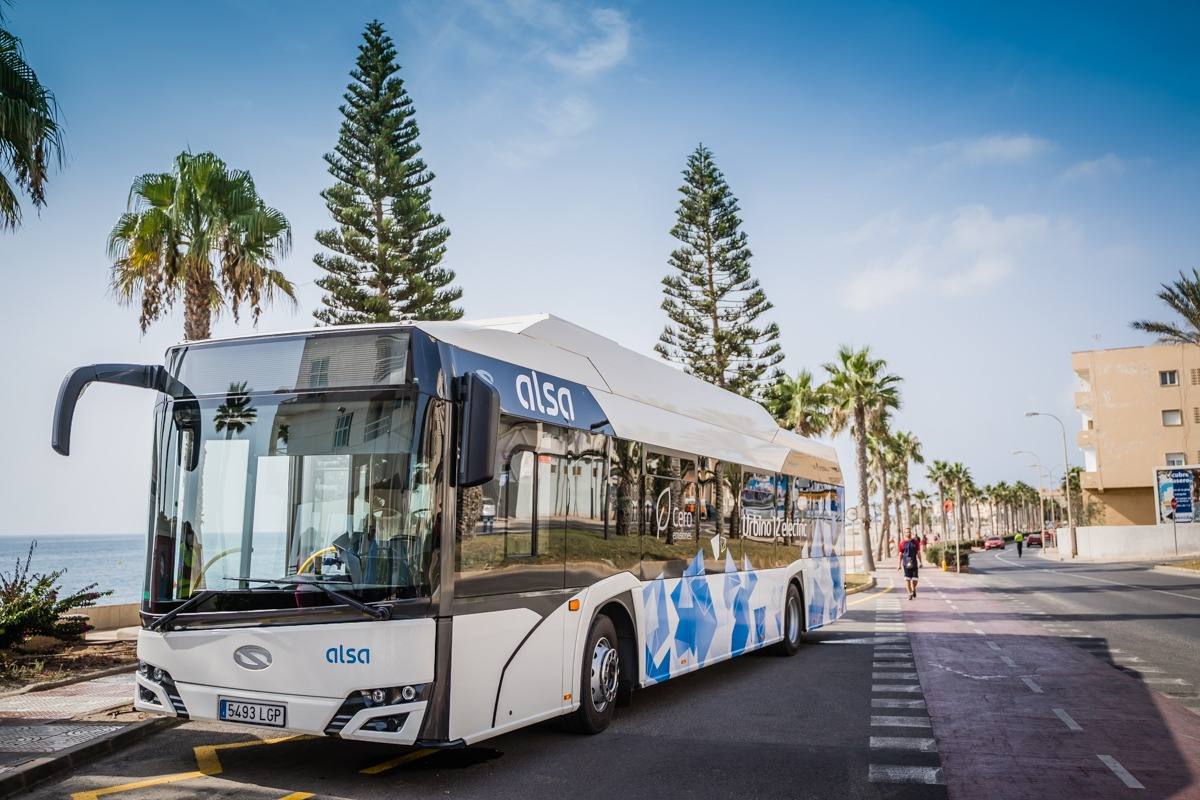 La empresa Alsa probó hace unos días un modelo de bus similar al que quiere comprar Roquetas. 