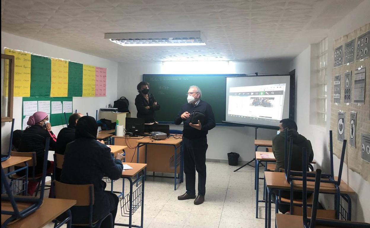 El Centro de Educación de Adultos de Vícar capta una treintena de nuevos alumnos gracias al ERACIS