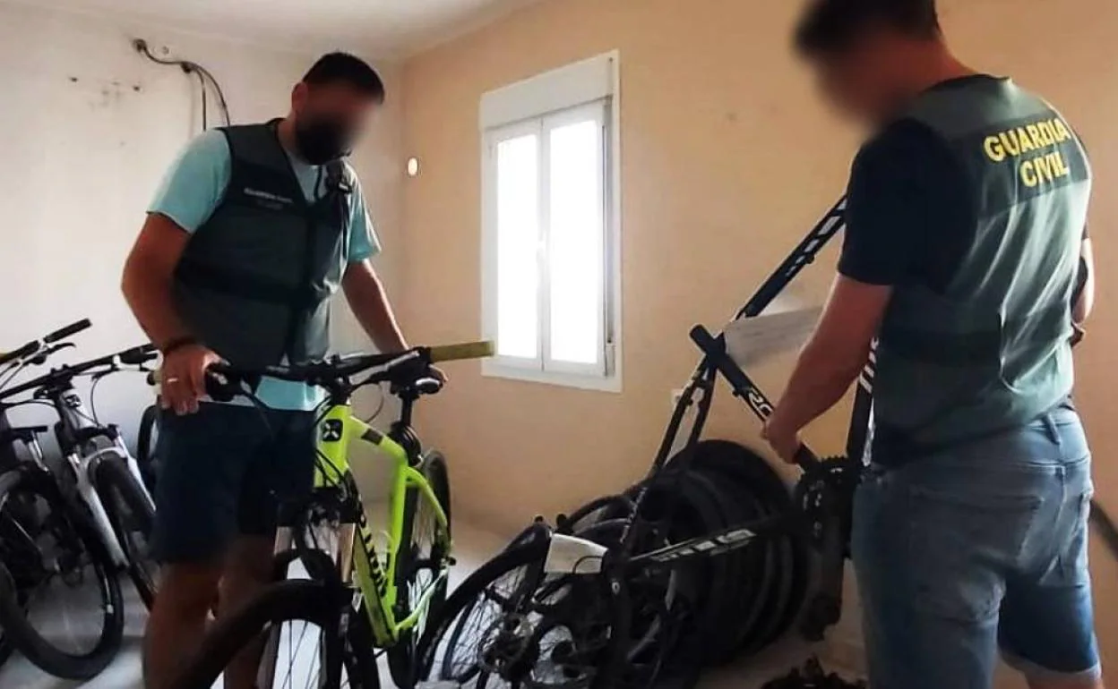 Agentes de Guardia Civil, con las bicicletas localizadas. 