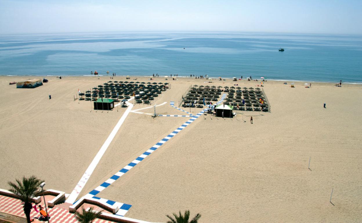 Roquetas incorporará el próximo verano nuevas pasarelas de hormigón en las playas