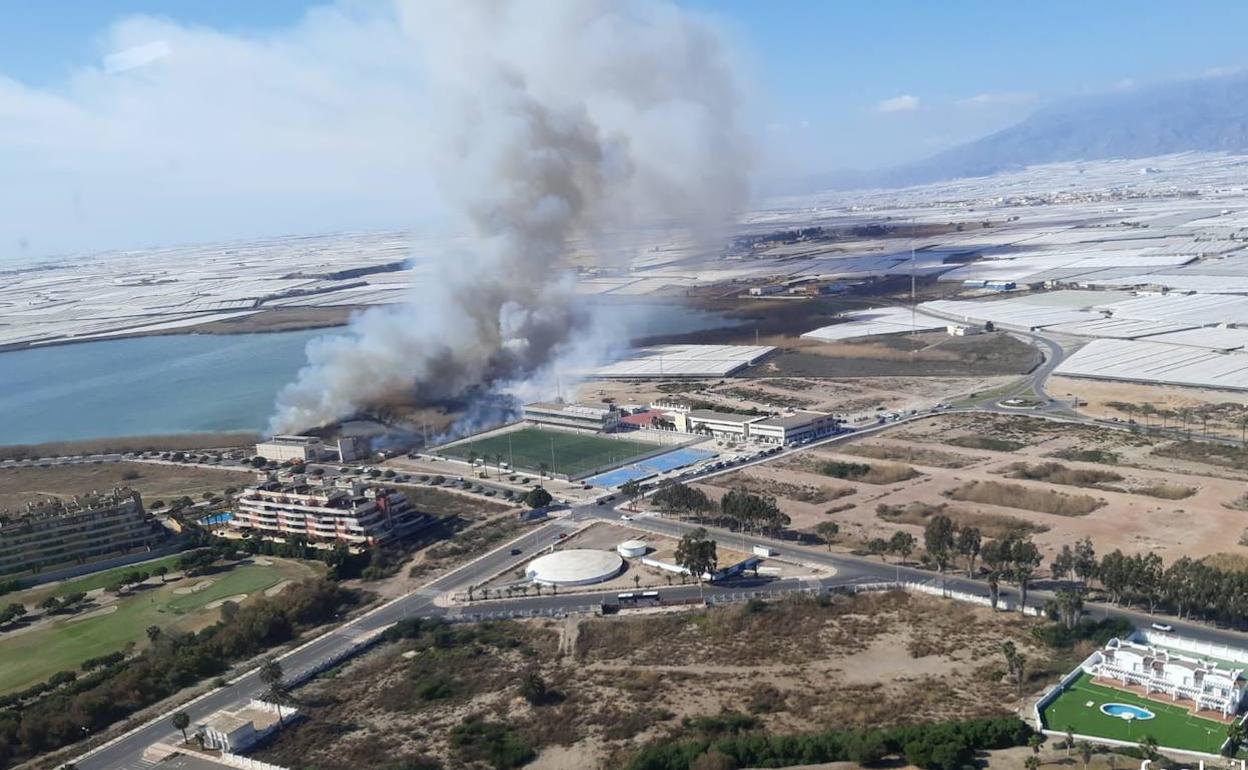 El incendio ocurrió junto al IES y el entro deportivo de Las Marinas. 