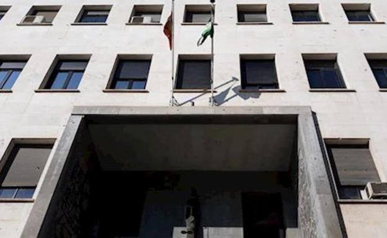 Piden siete años de prisión a una joven que apuñaló a otra frente a la Plaza de Toros de Roquetas