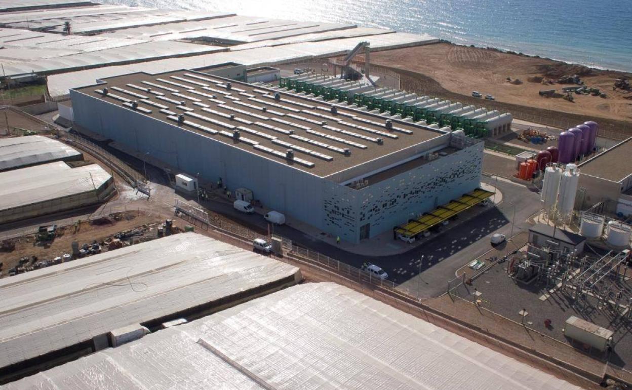 Acuamed quiere triplicar el precio del agua desalada del Poniente por la subida de la luz