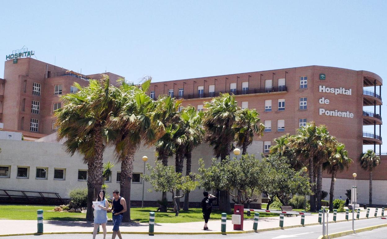 Sucesos en Almería | Trasladan al hospital a tres menores y su madre por el incendio en el transformador de un edificio en Roquetas
