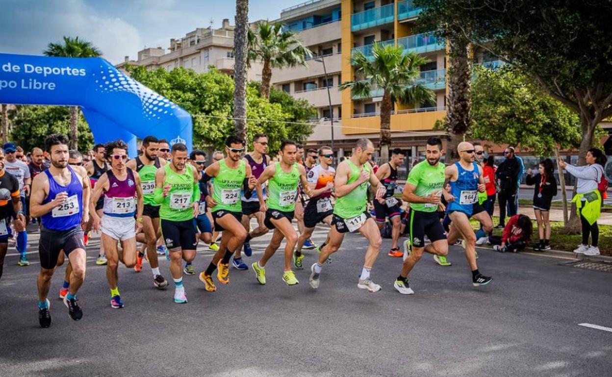 Imagen de la Carrera Popular de Roquetas celebrada recientemente en Las Salinas. 