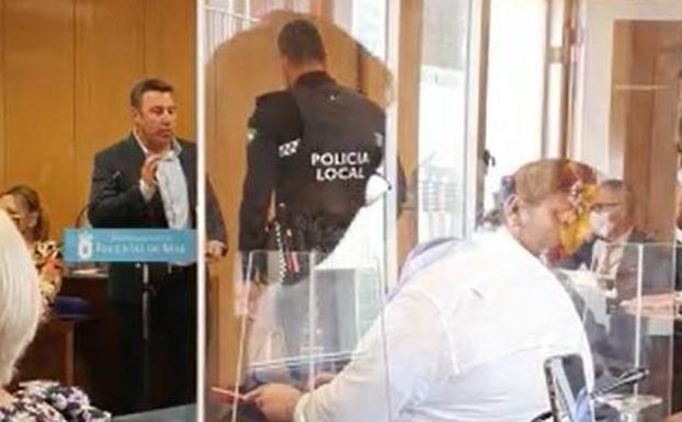 Amat ordena a la Policía Local que desaloje a Montoya del Pleno tras quejarse por el veto a sus intervenciones