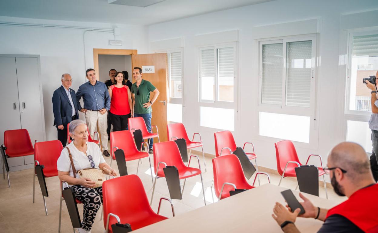 Cruz Roja inaugura un centro de formación en la antigua escuela de adultos de Las Lomas