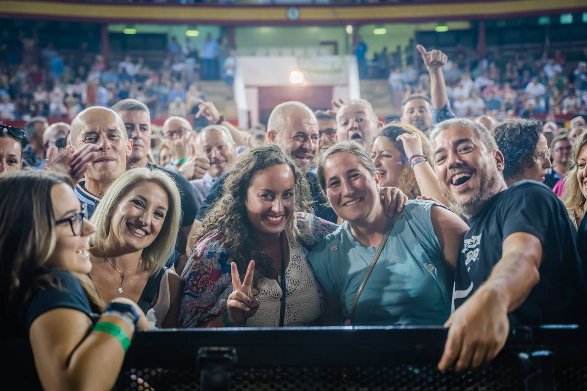 Fotos: Manolo García levanta la Plaza de Toros de Roquetas