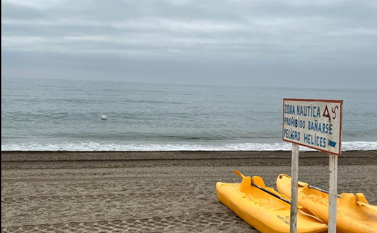 Una garrafa señaliza el canal náutico de Playa Serena a falta de balizamiento, en una imagen facilitada por Vox. 