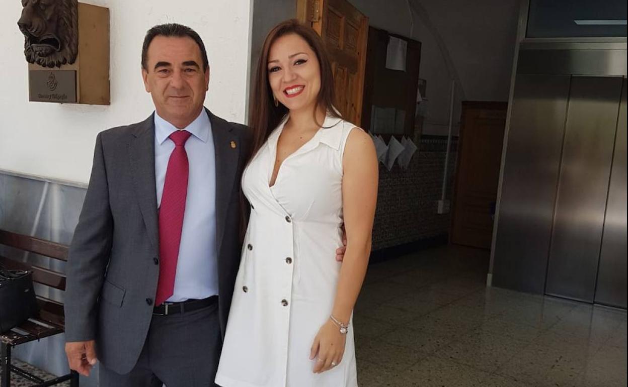 José Miguel Hernández, alcalde de La Mojonera, y Jennifer Sánchez, concejala de Juventud.