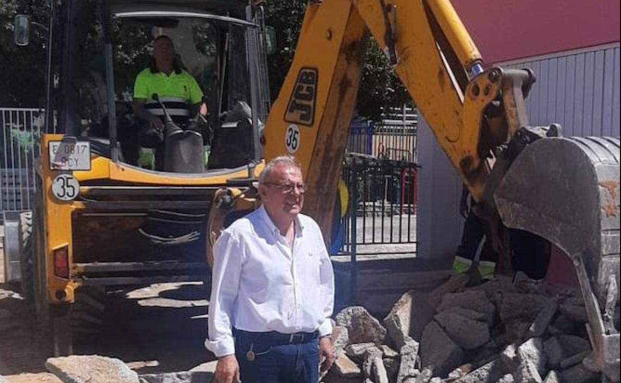 El alcalde de Vícar, Antonio Bonilla, durante el desarrollo de las obras en el patio del centro. 