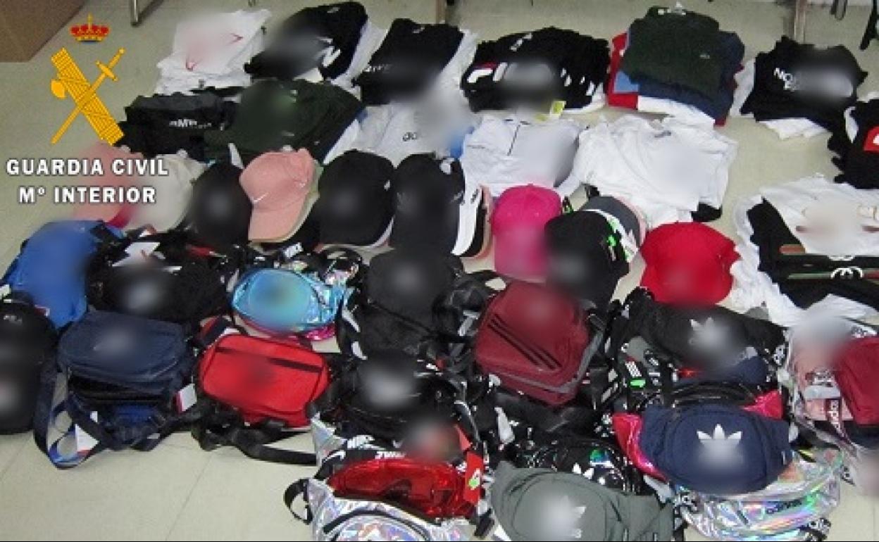 Prendas intervenidas por los agentes.