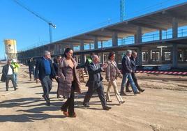 La consejera, Catalina García, junto a Gabriel Amat, en una reciente visita a las obras.