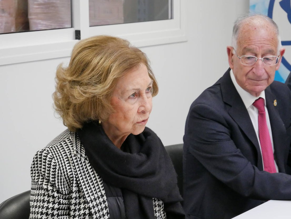 La reina Sofía visita el Banco de Alimentos en Roquetas