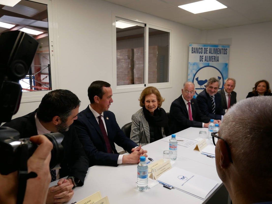 La reina Sofía visita el Banco de Alimentos en Roquetas