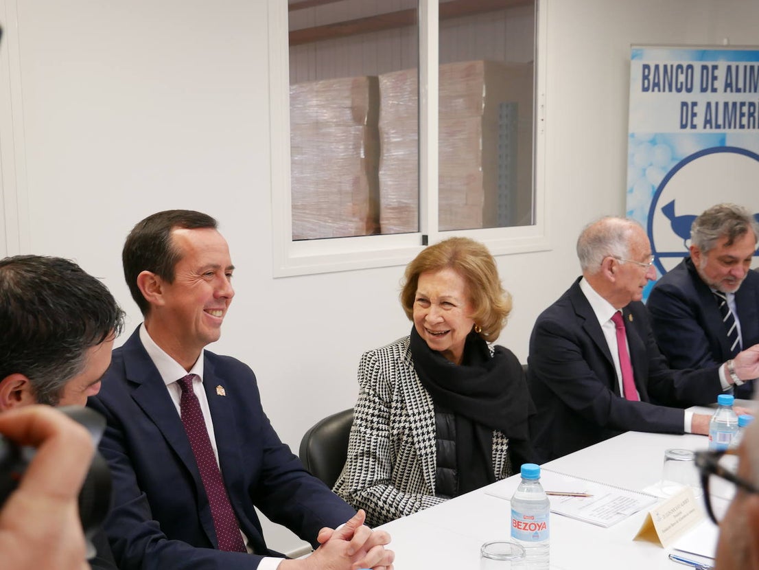 La reina Sofía visita el Banco de Alimentos en Roquetas