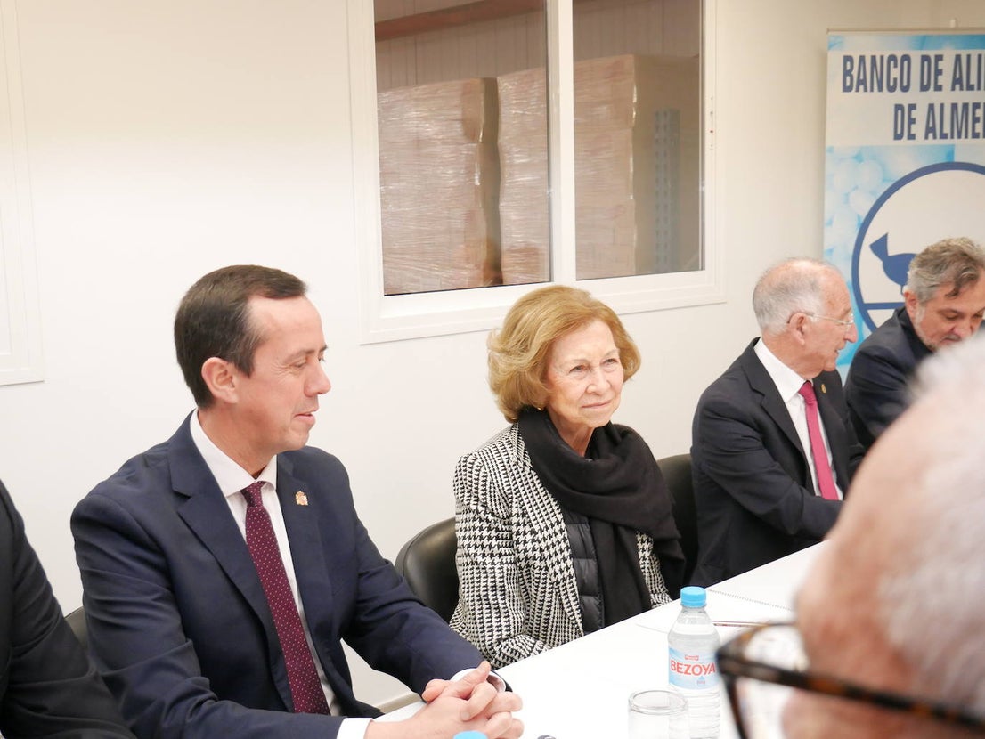 La reina Sofía visita el Banco de Alimentos en Roquetas