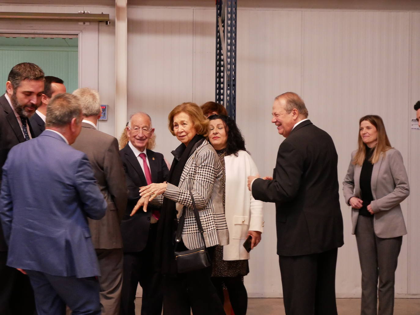 La reina Sofía visita el Banco de Alimentos en Roquetas