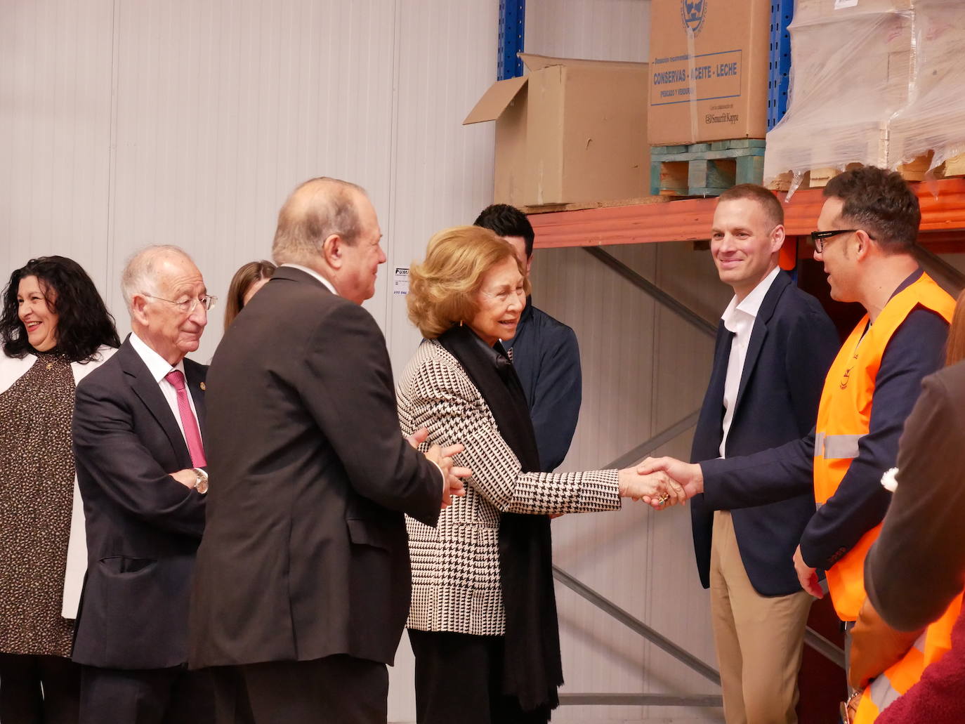 La reina Sofía visita el Banco de Alimentos en Roquetas