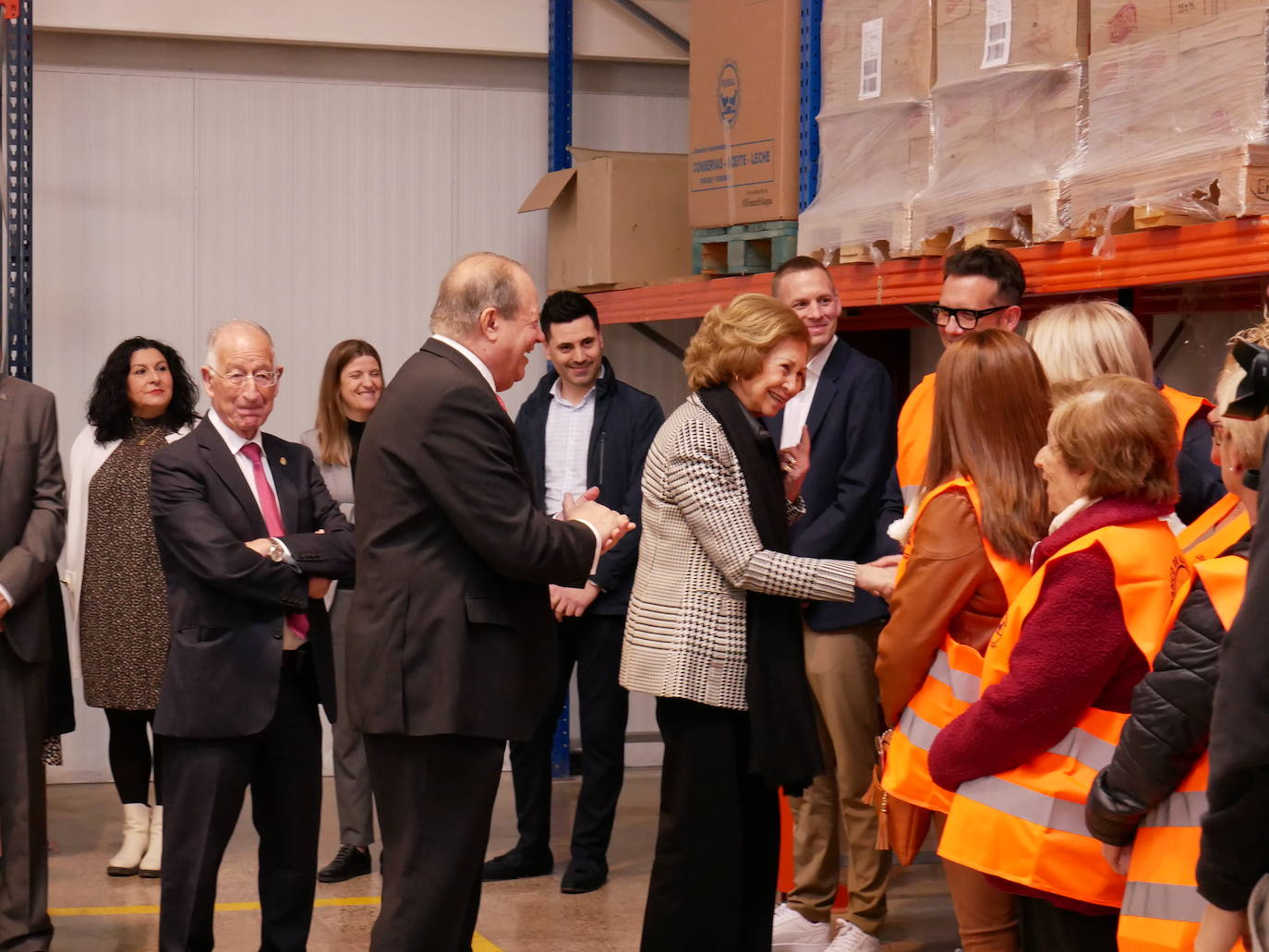 La reina Sofía visita el Banco de Alimentos en Roquetas
