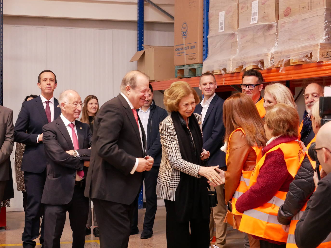 La reina Sofía visita el Banco de Alimentos en Roquetas