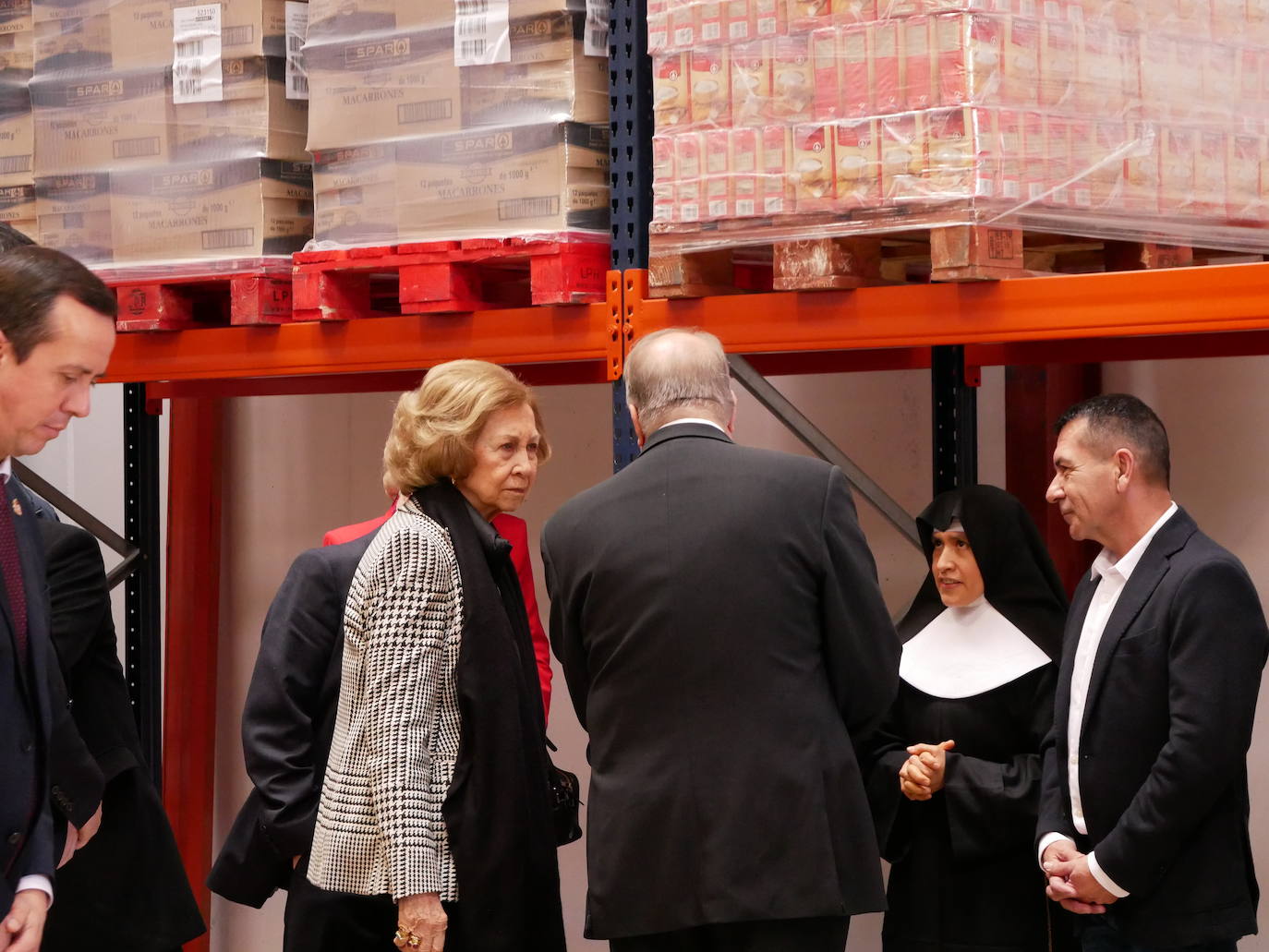 La reina Sofía visita el Banco de Alimentos en Roquetas