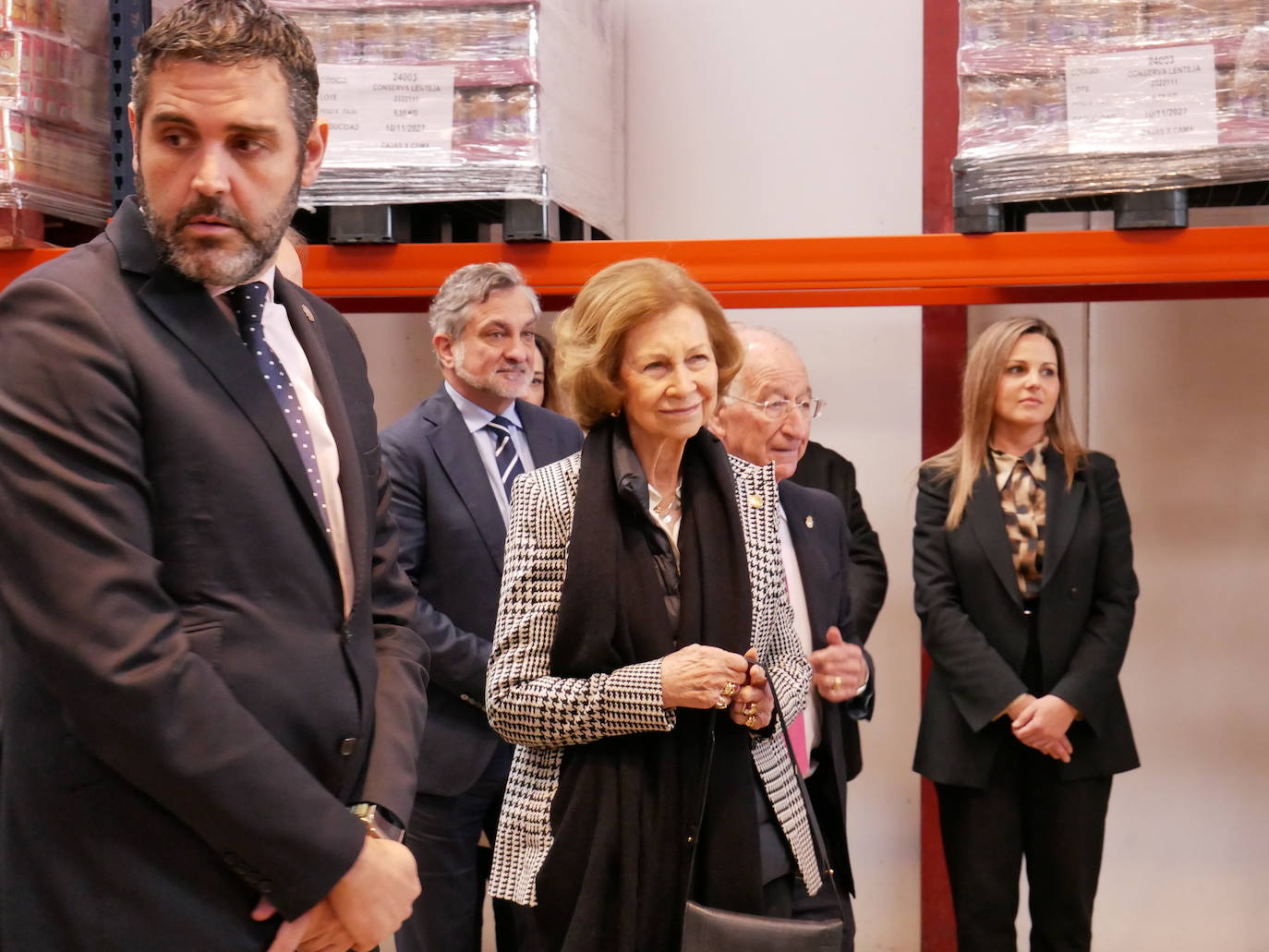La reina Sofía visita el Banco de Alimentos en Roquetas