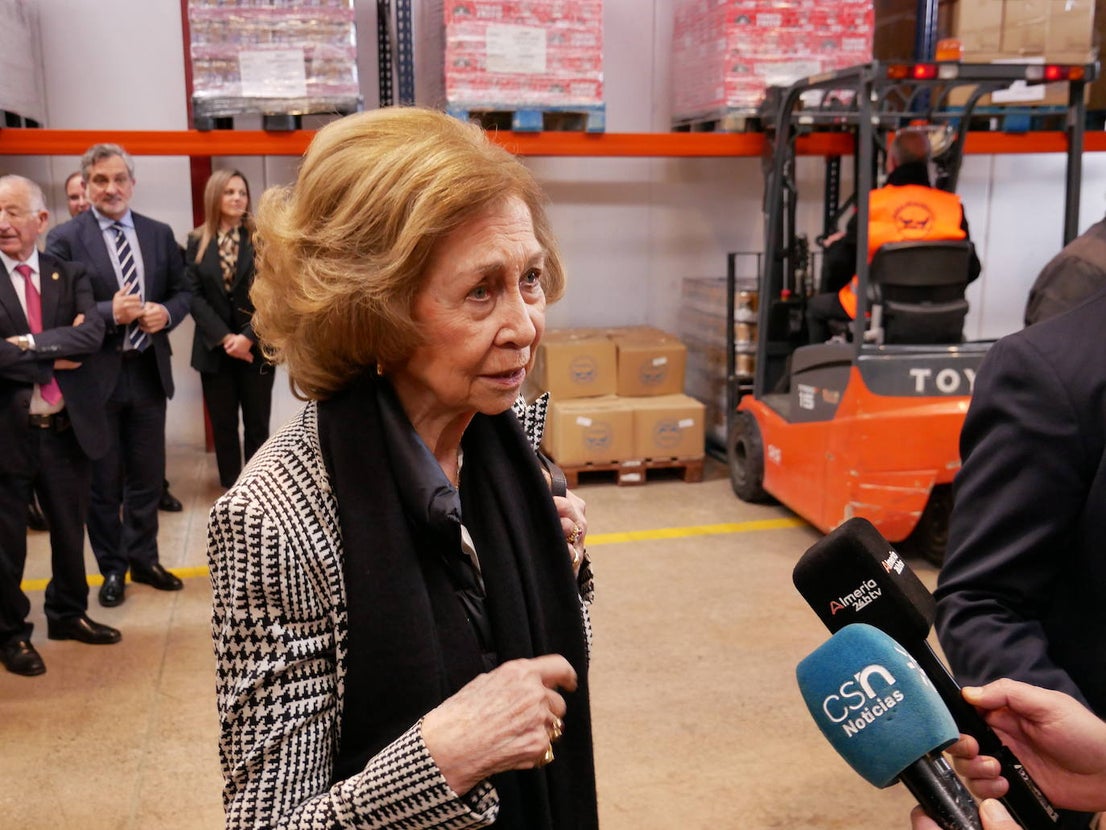 La reina Sofía visita el Banco de Alimentos en Roquetas