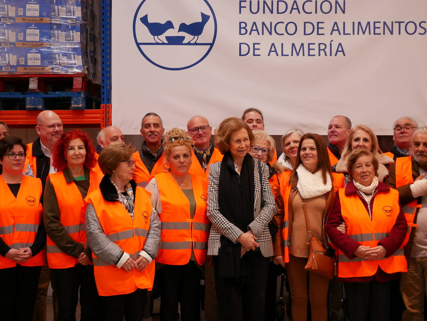 La reina Sofía visita el Banco de Alimentos en Roquetas